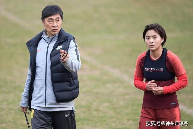 DAZN女主持圣特罗佩晒夏日美照